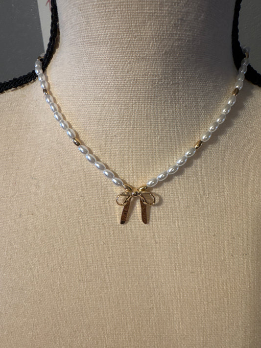 Dainty Pearl Bow Necklace